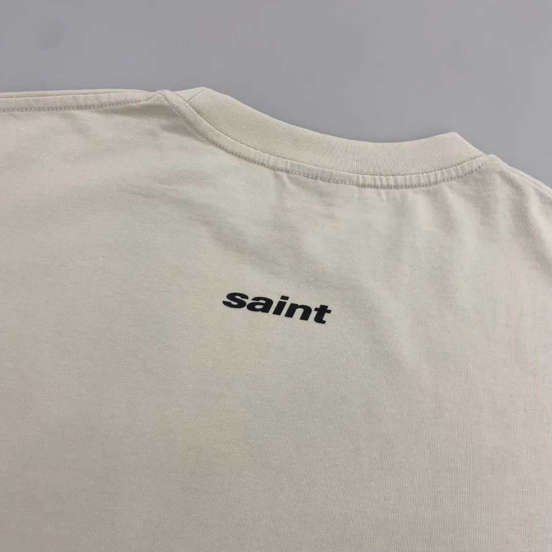 Saint Michael's new colorful letter printed retro pure cotton loose short-sleeved T-shirt with digital white ink direct injection, the fabric is breathable and the pattern is three-dimensional and clear. Fabric: Double yarn 240g Style number: S856 Size: S-M-L-XL Color: Off-white Price: P110